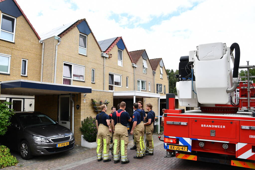 Vastzittende zwaluw door brandweer gered