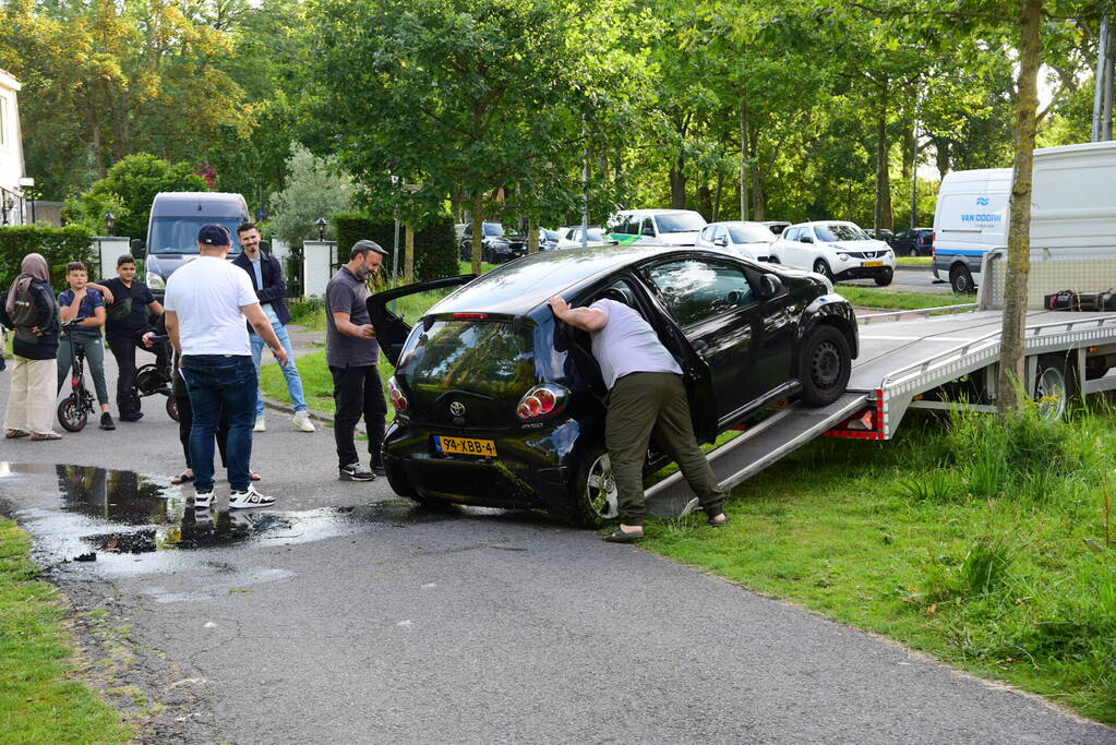 Auto belandt in water