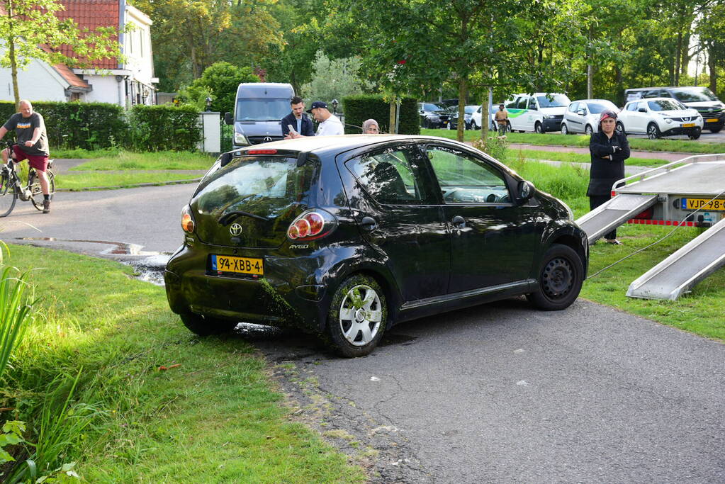 Auto belandt in water