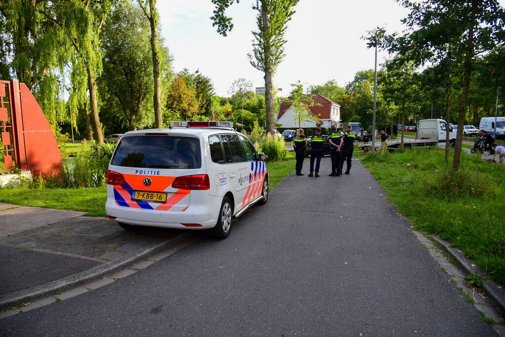 Auto belandt in water