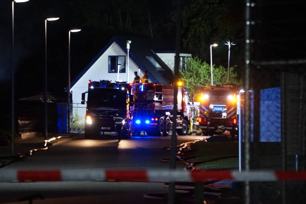 Dikke rookwolken bij brand in loods