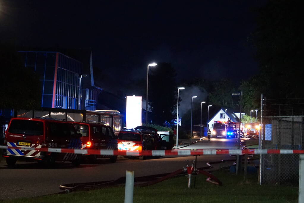 Dikke rookwolken bij brand in loods