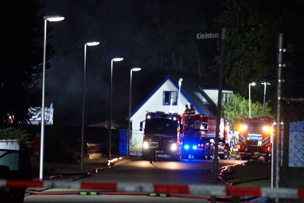 Dikke rookwolken bij brand in loods