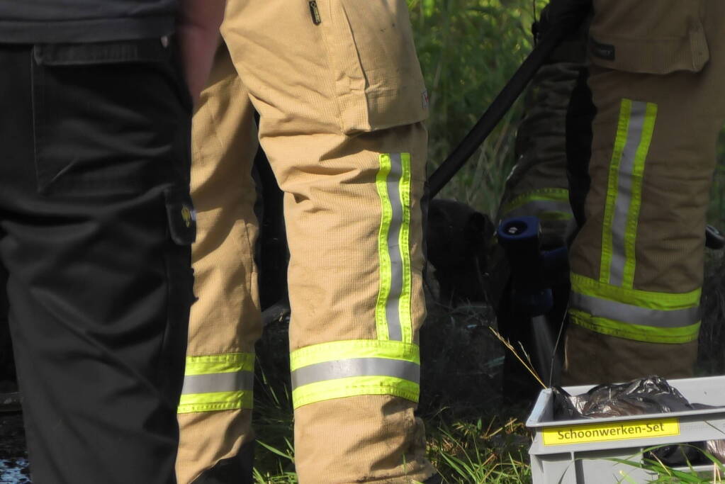 Hondje ontsnapt aan baasje en plonst in sloot