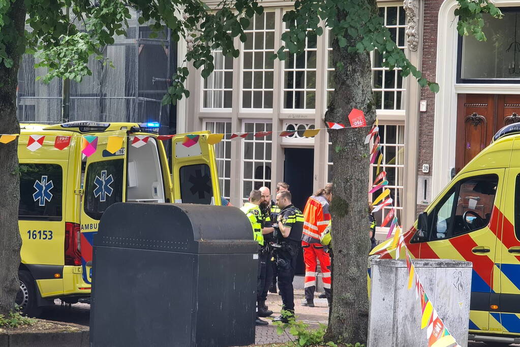 Traumahelikopter landt voor gewonde man