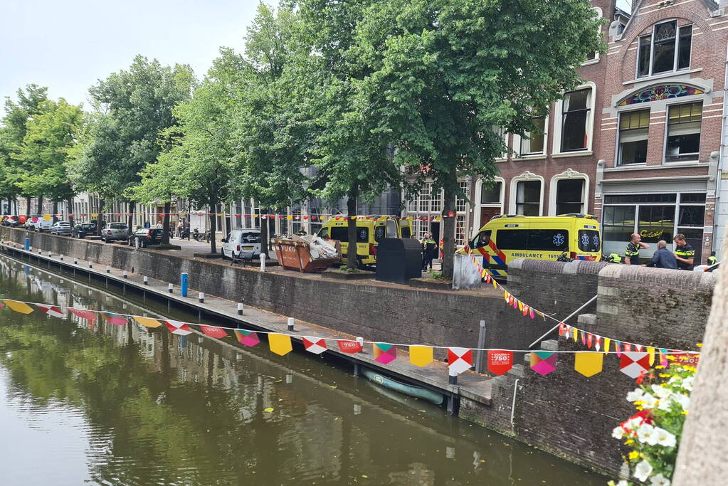 Traumahelikopter landt voor gewonde man