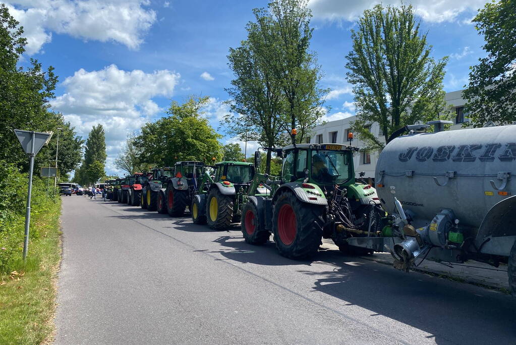 Boeren voeren actie bij cellencomplex