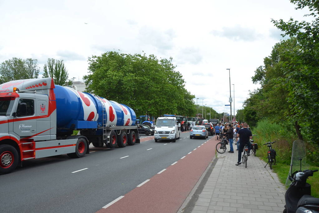 Boeren voeren actie bij cellencomplex