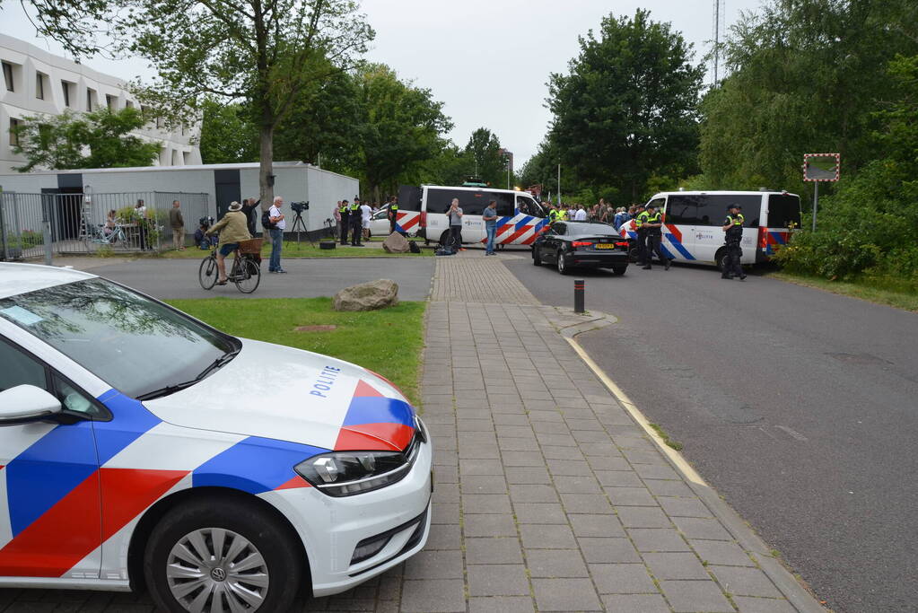Boeren voeren actie bij cellencomplex