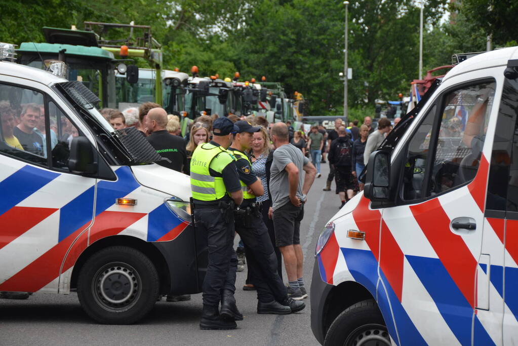 Boeren voeren actie bij cellencomplex