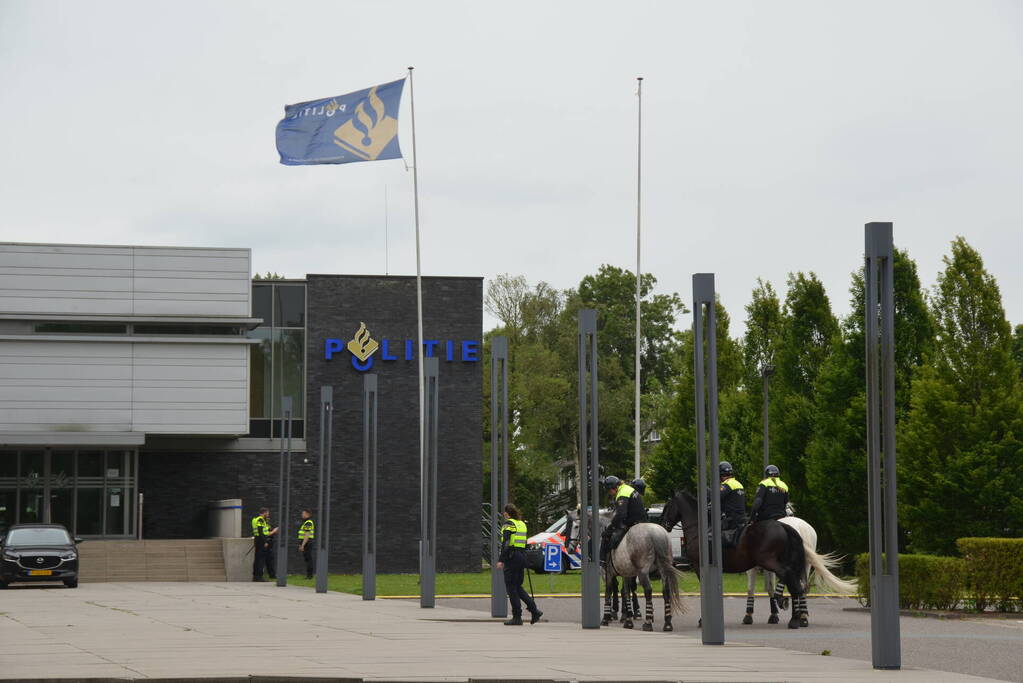 Boeren voeren actie bij cellencomplex