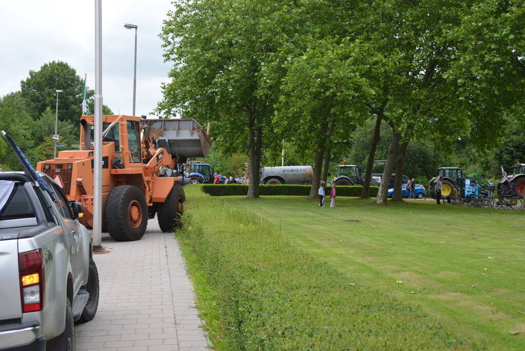 Boeren voeren actie bij cellencomplex