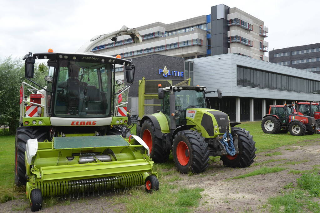 Boeren voeren actie bij cellencomplex