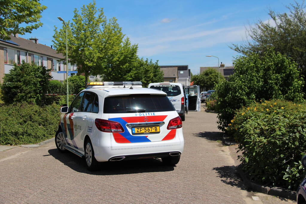 Auto slaat over de kop bij frontale aanrijding op kruising