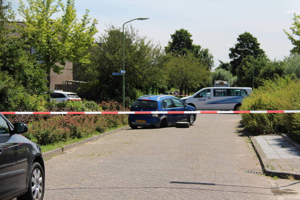 Auto slaat over de kop bij frontale aanrijding op kruising