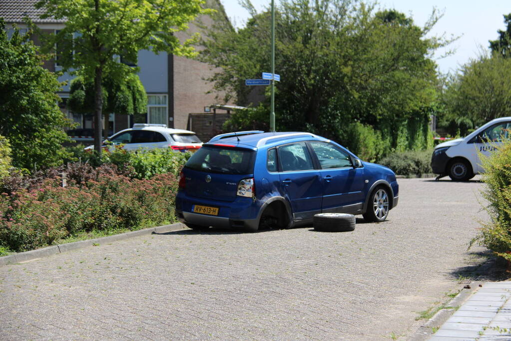 Auto slaat over de kop bij frontale aanrijding op kruising