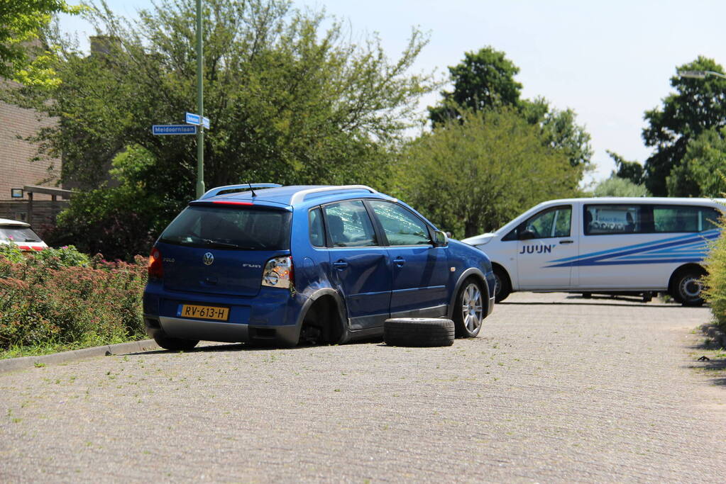 Auto slaat over de kop bij frontale aanrijding op kruising