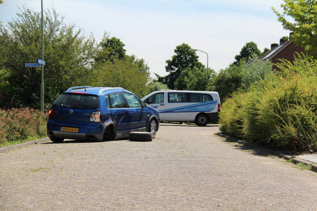 Auto slaat over de kop bij frontale aanrijding op kruising