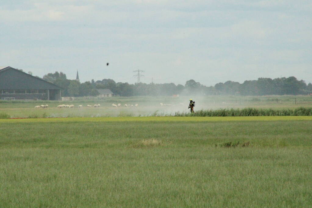Brand langs sloot op boerenland