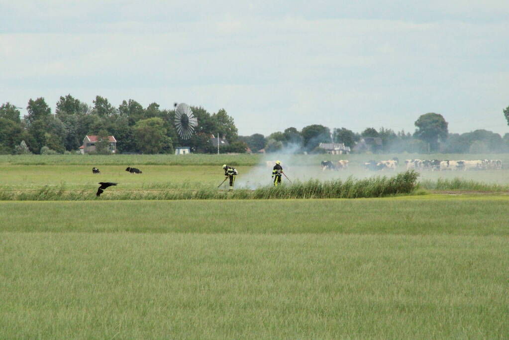 Brand langs sloot op boerenland