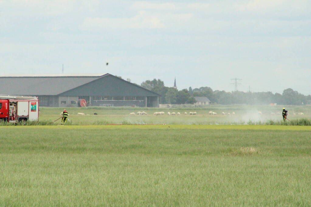 Brand langs sloot op boerenland