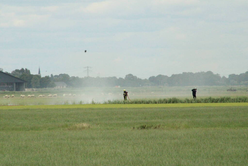Brand langs sloot op boerenland