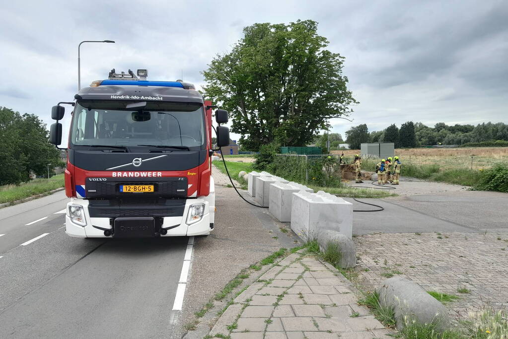 Brandweer blust brandende hooibaal