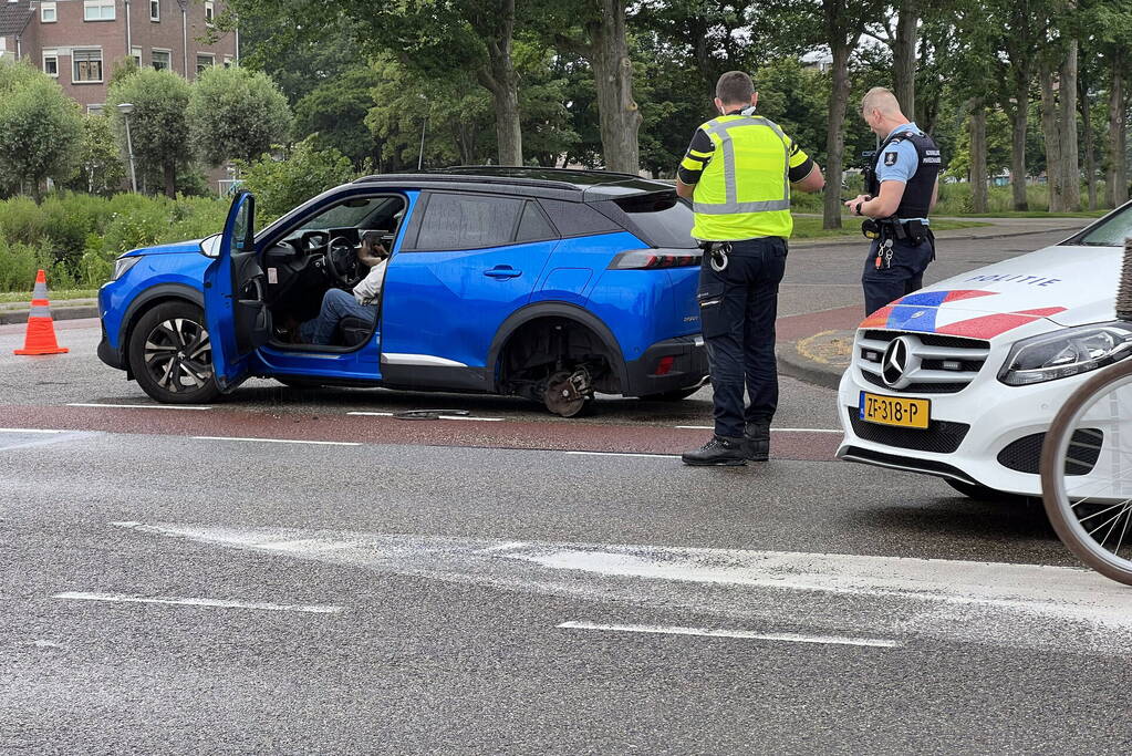 Auto verliest wiel na ongeval
