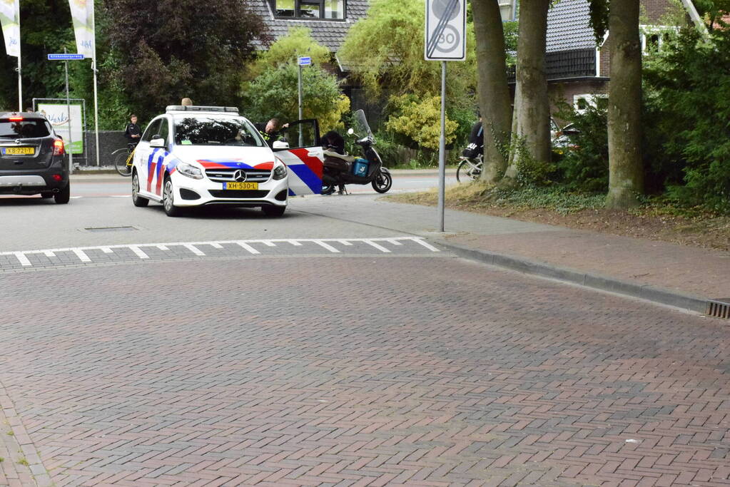 Bezorger in botsing met auto