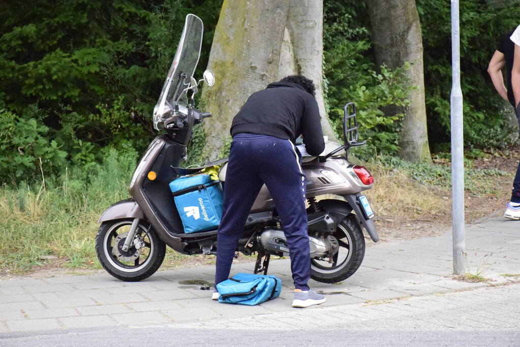 Bezorger in botsing met auto