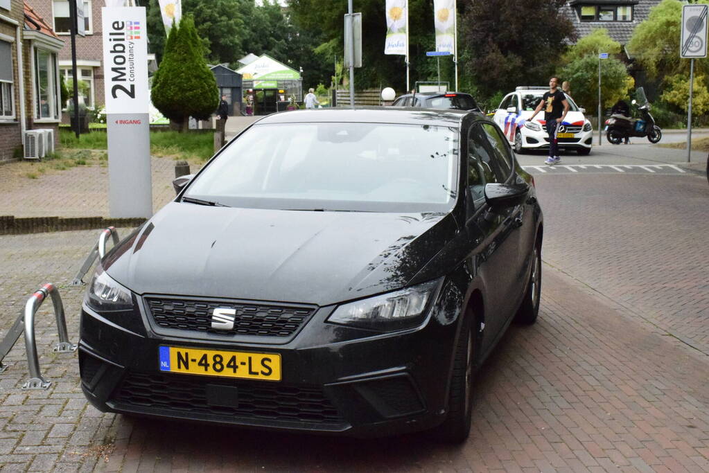 Bezorger in botsing met auto