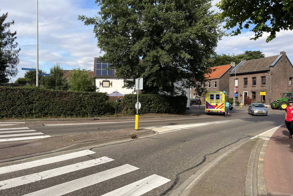 Auto schiet door tuin en ramt muur