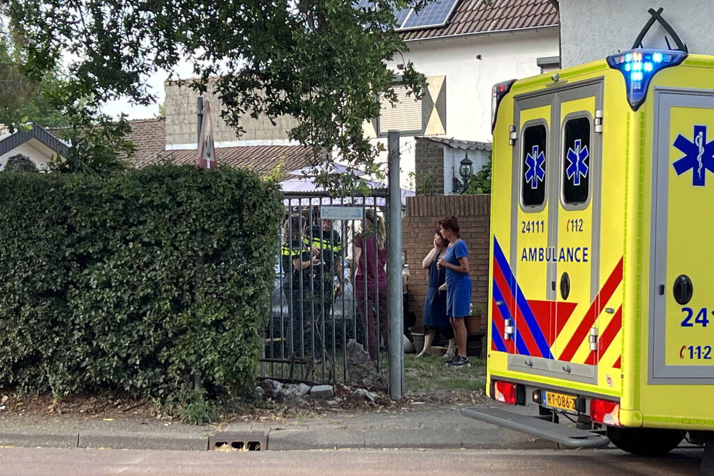Auto schiet door tuin en ramt muur