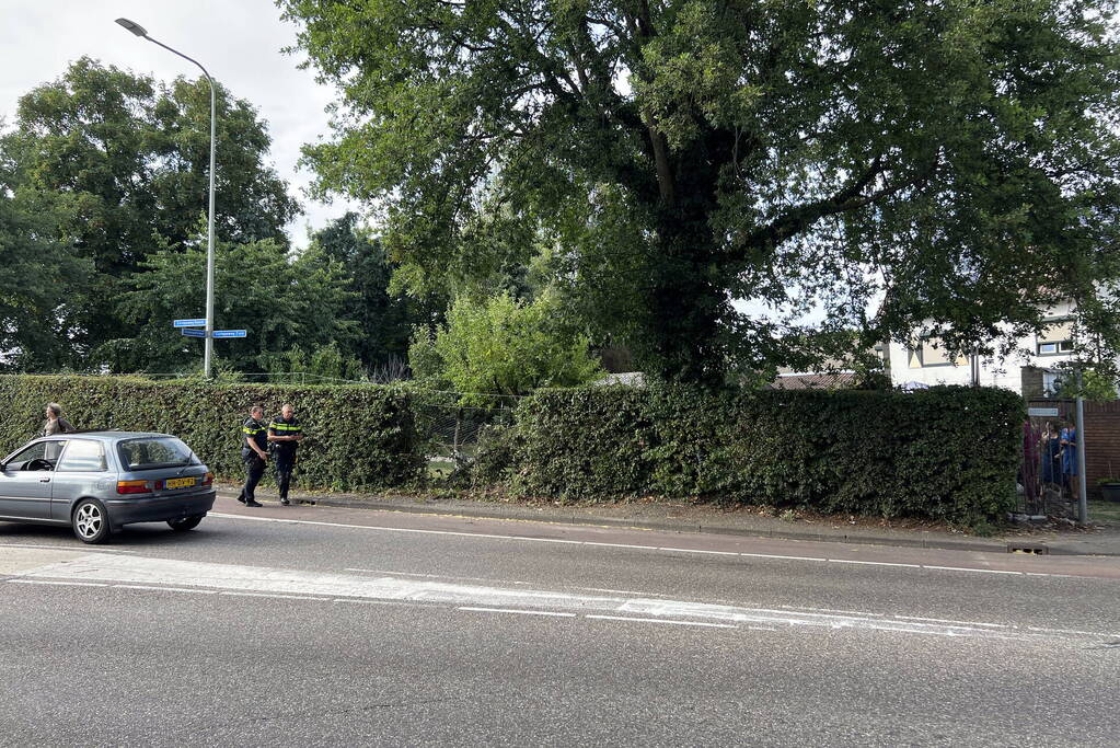 Auto schiet door tuin en ramt muur