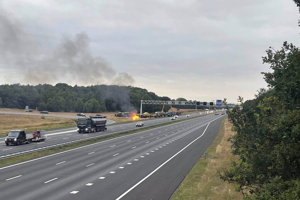 Boeren stichten brand langs doorgaande weg