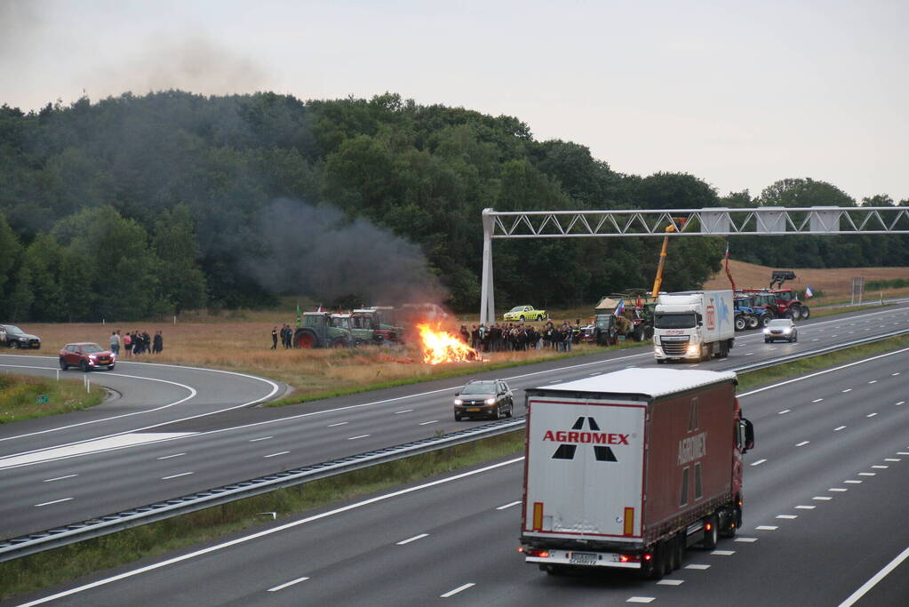 Boeren stichten brand langs doorgaande weg