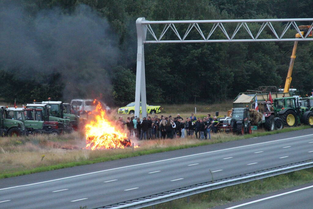 Boeren stichten brand langs doorgaande weg