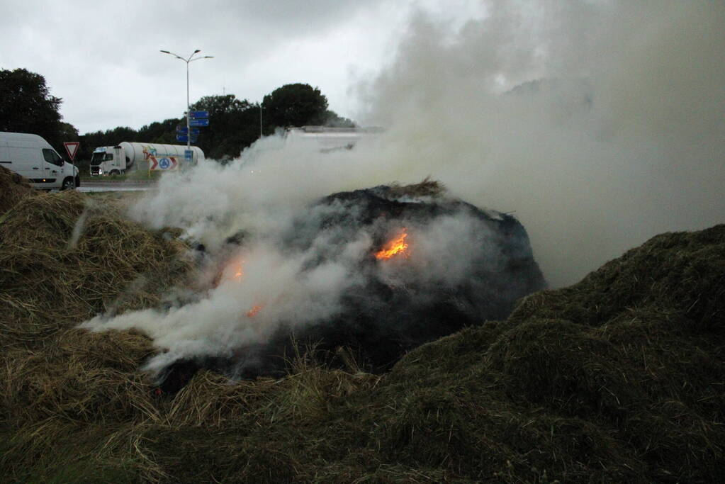 Veel rook vanwege brand in hooibalen