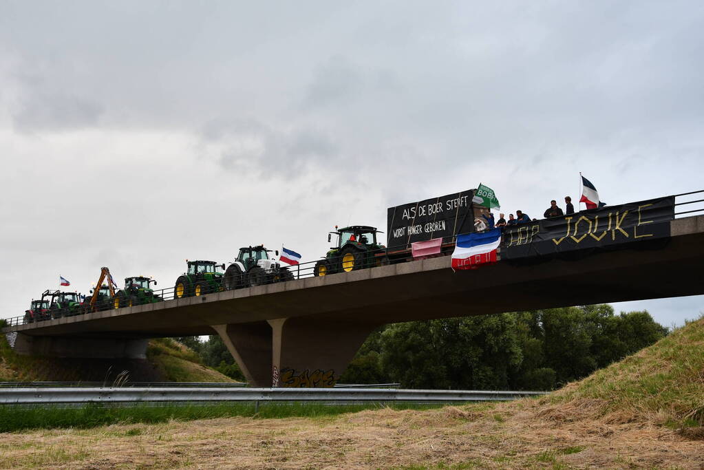 Boeren demonstreren op viaduct over snelweg