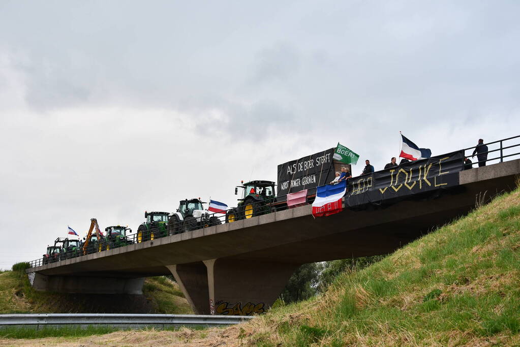 Boeren demonstreren op viaduct over snelweg
