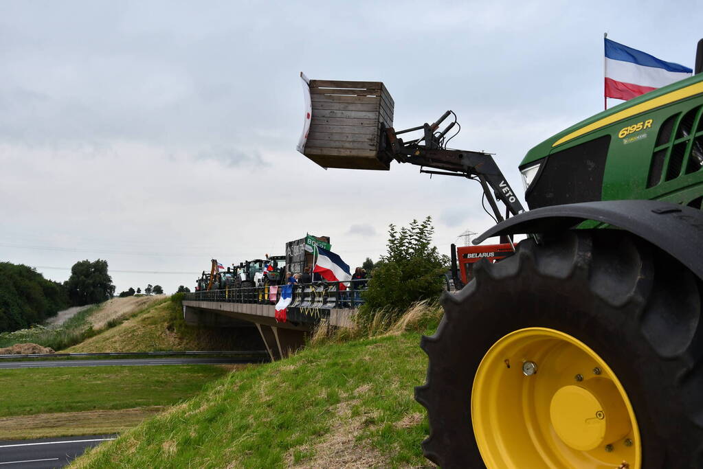 Boeren demonstreren op viaduct over snelweg