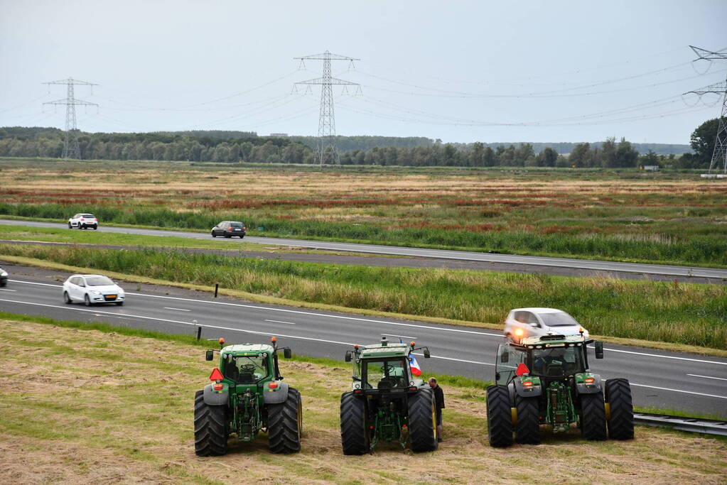 Boeren demonstreren op viaduct over snelweg