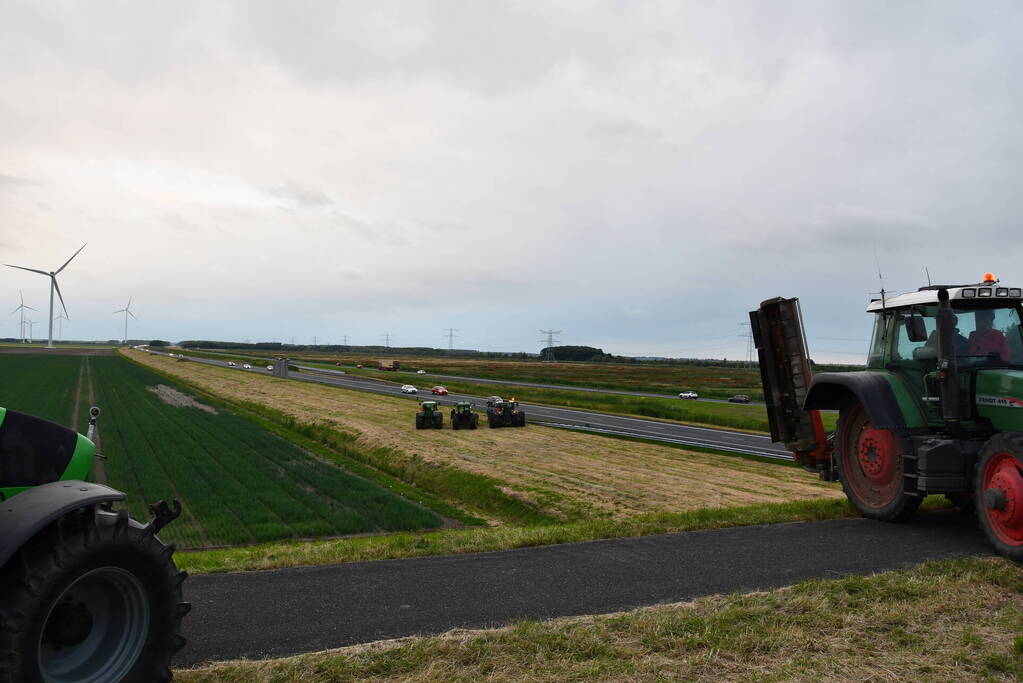 Boeren demonstreren op viaduct over snelweg