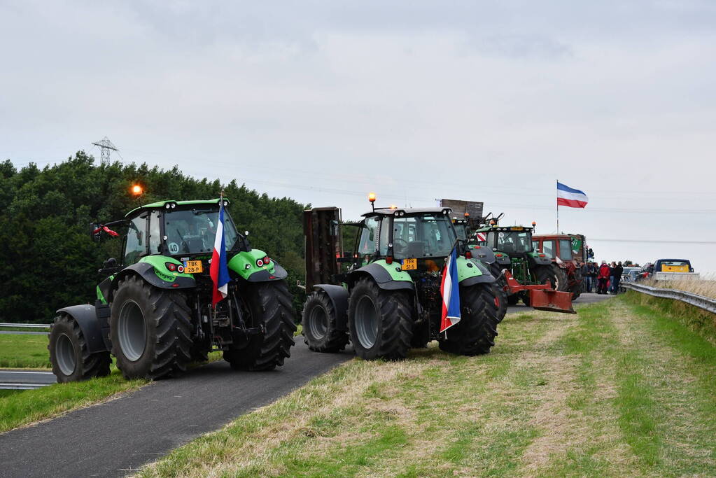 Boeren demonstreren op viaduct over snelweg