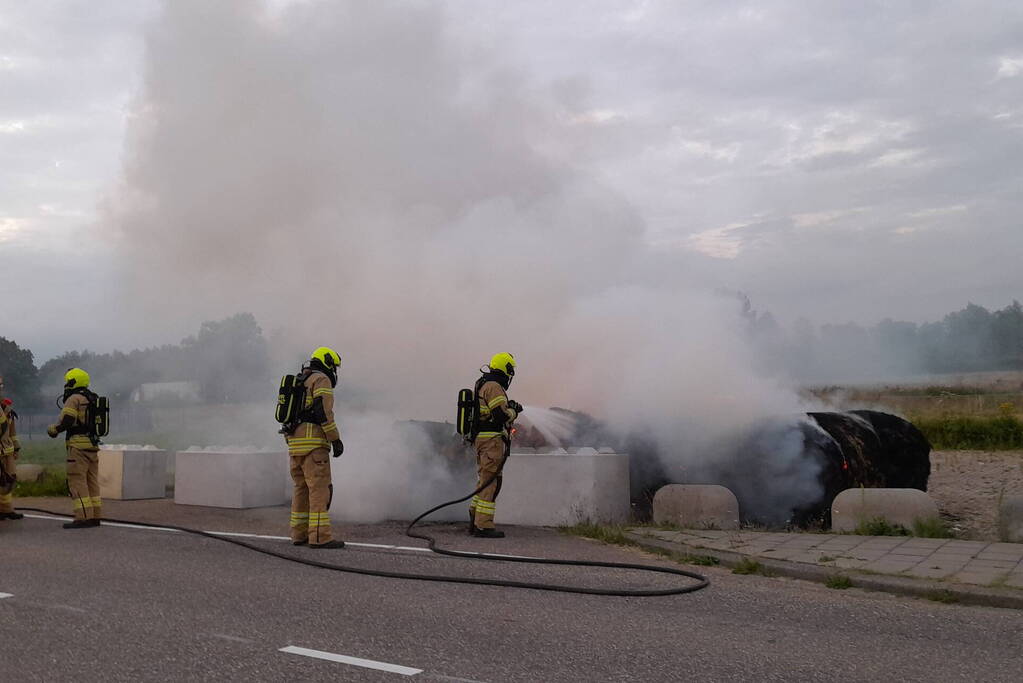 Meerdere hooibalen in brand