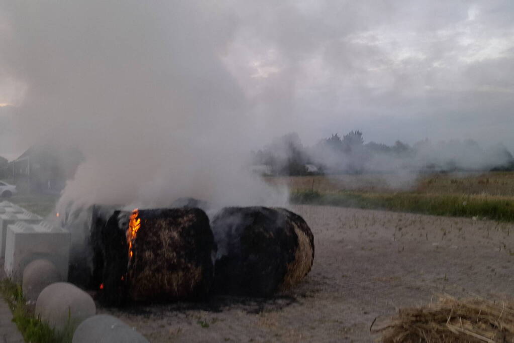 Meerdere hooibalen in brand