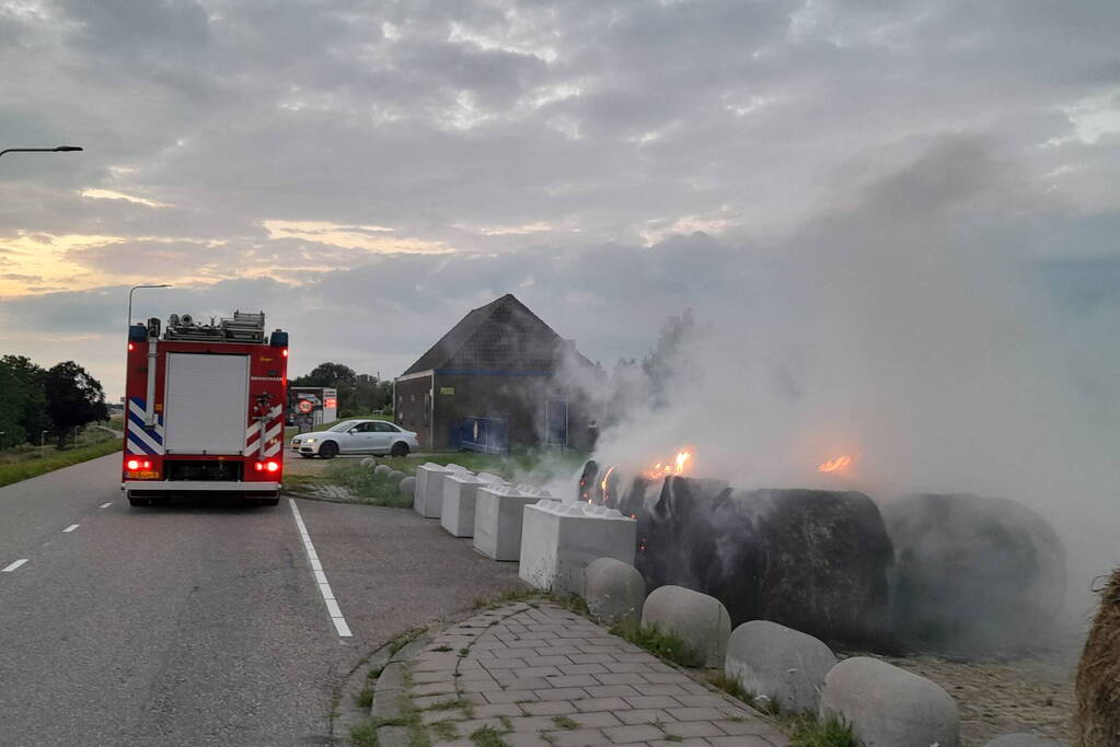 Meerdere hooibalen in brand