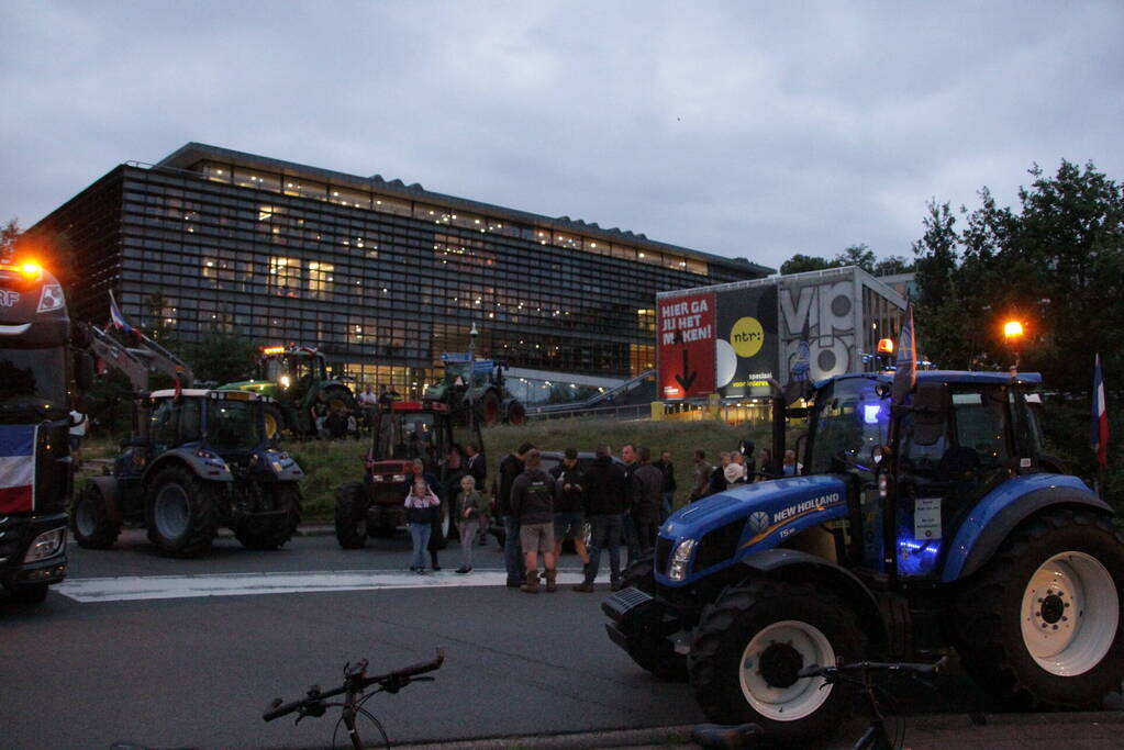 Boeren blokkeren ingang Media Park