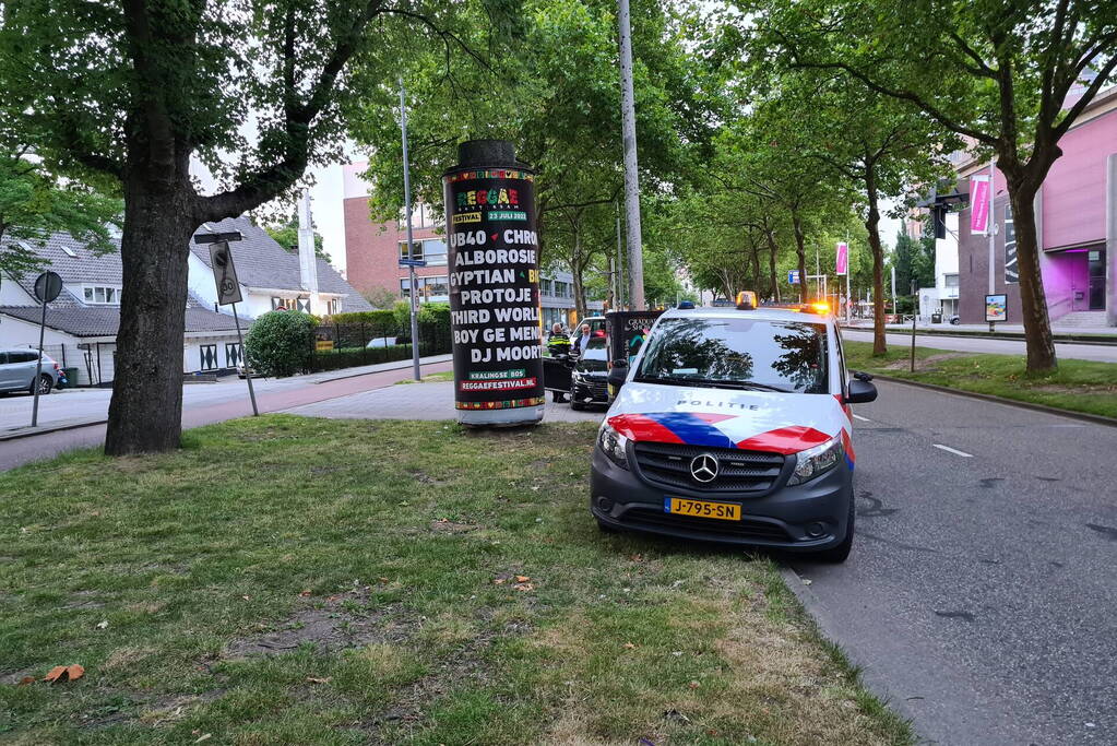 Politie houdt auto staande en doet een aanhouding