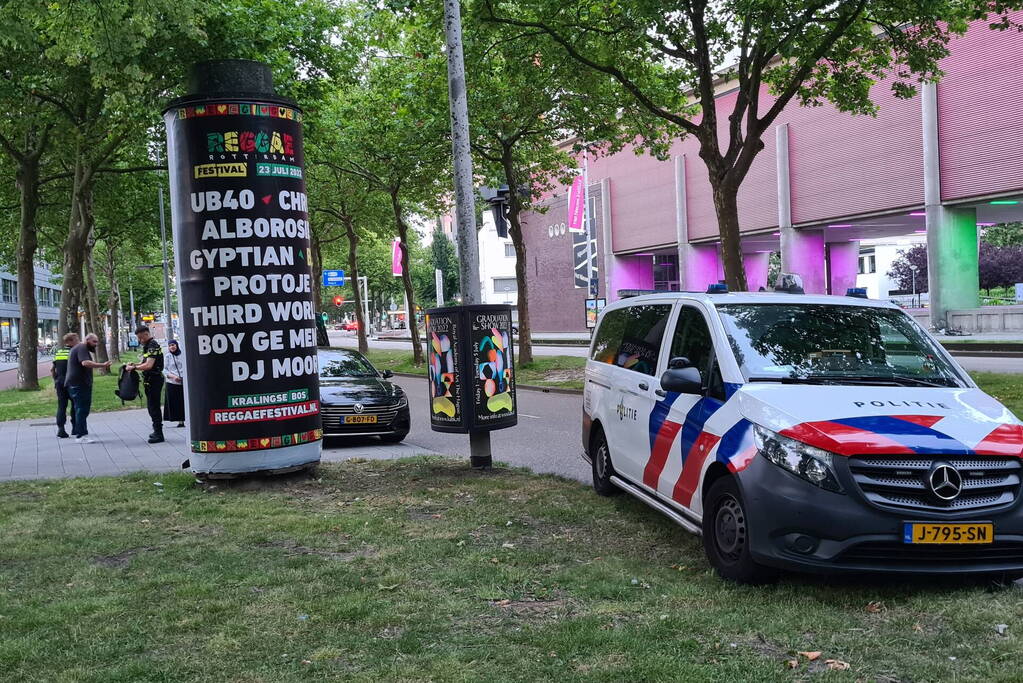 Politie houdt auto staande en doet een aanhouding